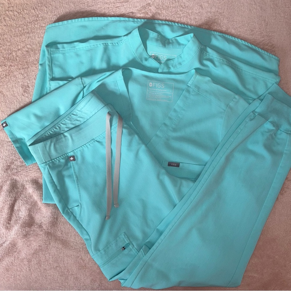 Figs Fresh Aqua Catarina top L, Rafaela top M, Zamora Joggers Tall XL